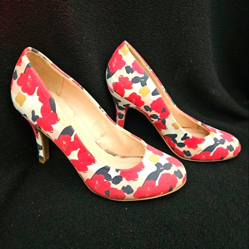 Kelly & Katie Red and Cream Floral  Vibrant Design Pumps-Size 6.5